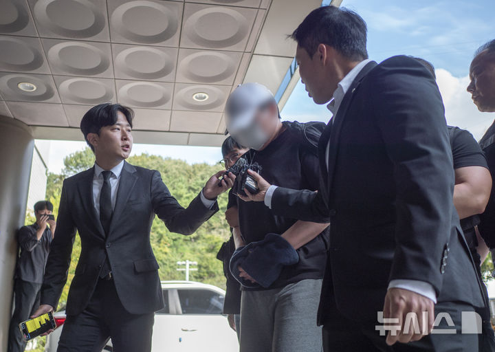 [군산=뉴시스] 강경호 기자 = 30일 전북 군산시 전주지법 군산지원 앞에서 살인, 시체유기 혐의를 받는 40대가 구속 전 피의자 심문(영장실질심사)를 받기 위해 법정으로 들어서는 중 취재진들의 질문을 받고 있다. 2025.09.30. lukekang@newsis.com