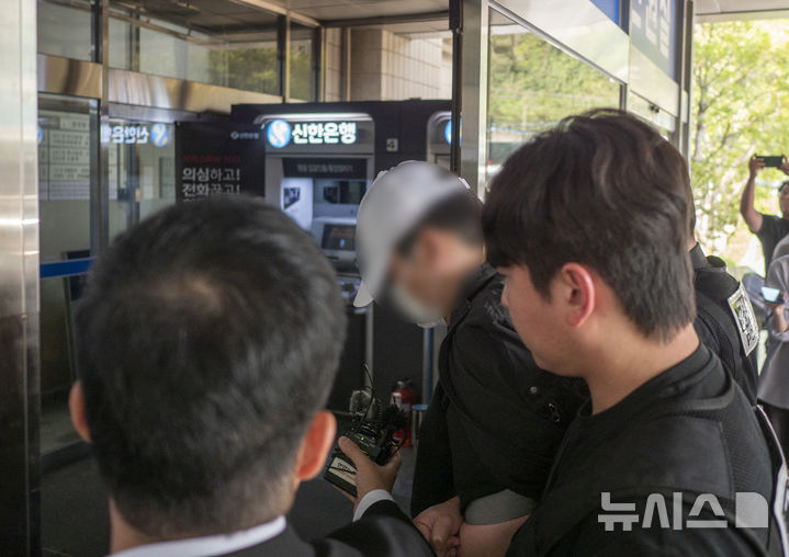 [군산=뉴시스] 동거하던 여자친구를 살해하고 시신을 약 1년 동안 김치냉장고에 유기한 혐의로 재판에 넘겨진 40대 A씨가 징역 30년을 확정받았다. 지난해 9월 30일 전북 군산시 전주지법 군산지원 앞에서 A씨가 구속 전 피의자 심문(영장실질심사)를 받기 위해 법정으로 들어서고 있다. (사진=뉴시스DB). 2026.09.23. photo@newsis.com