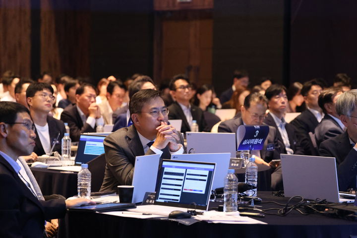 [서울=뉴시스] 김남정 동원그룹 회장이&nbsp; '2025 동원 AI 컴피티션' 발표 내용을 듣고 있다. (사진=동원그룹 제공)  *재판매 및 DB 금지