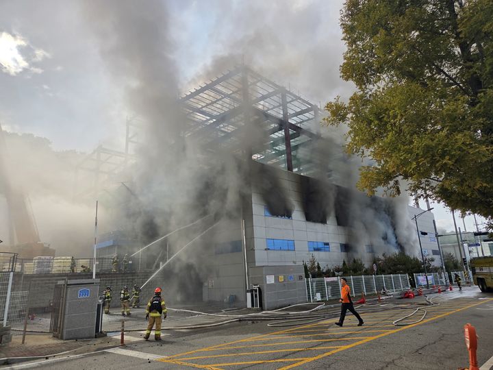 [천안=뉴시스] 30일 오후 2시 44분께, 충남 천안시 풍세면 풍세산업단지 내 제조공장에서 화재가 발생했다. (사진=독자 제공) 2025.09.30 photo@newsis.com *재판매 및 DB 금지