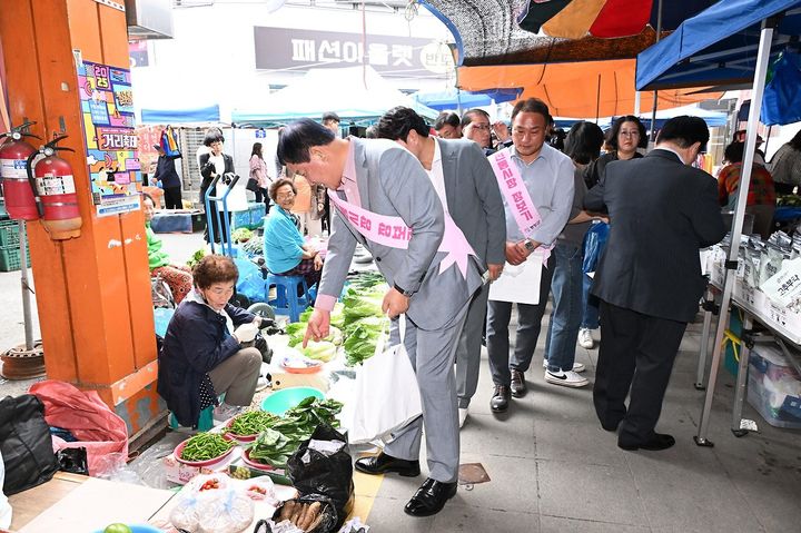 [평창=뉴시스] 장보기 행사에 심 군수가 참여하고 있다. (사진=평창군 제공)2025.09.30.photo@newsis.com *재판매 및 DB 금지