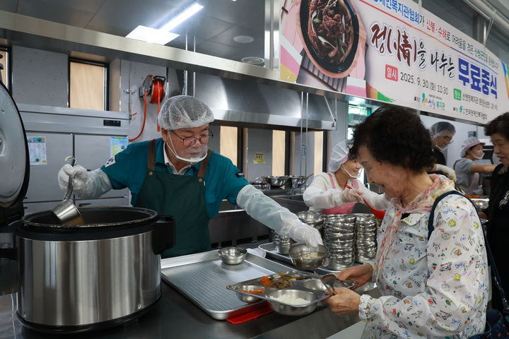 [산청=뉴시스] 이승화 산청군수 추석맞이 무료중식 나눔 (사진=산청군 제공) 2025. 09. 30. photo@newsis.com&nbsp; *재판매 및 DB 금지