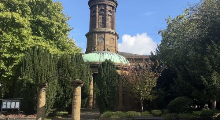 [서울=뉴시스] 영국의 한 교회 묘지에서 한 여성이 신원 미상의 남성들에게 집단 성폭행을 당하는 사건이 발생했다. (사진=BBC 갈무리) 2025.09.30 *재판매 및 DB 금지