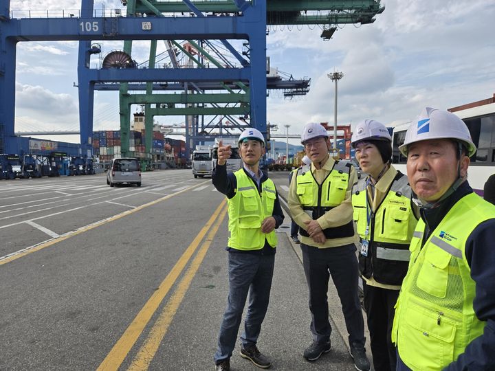 [부산=뉴시스] 부산해양수산청과 부산고용노동청, 부산시가 30일 부산 남구의 한국허치슨 터미널 등 항만하역 사업장을 대상으로 불시점검을 실시했다. (사진=부산해양수산청 제공) 2025.09.30. photo@newsis.com *재판매 및 DB 금지