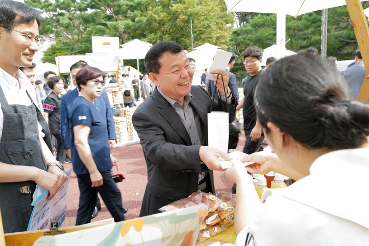 [대전=뉴시스]윤석대 수자원공사 사장이 30일 열린 이음장터에서 농산물을 구매하고 있다. 2025. 09. 30 photo@newsis.com *재판매 및 DB 금지