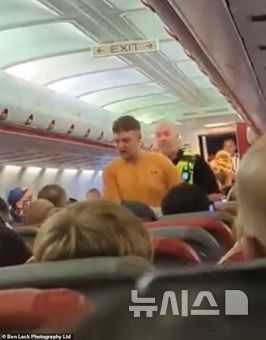 [뉴시스]술 취한 상태로 기내에서 난동을 부리는 매튜 테일러 모습. (사진=데일리메일) 2025.9.30 