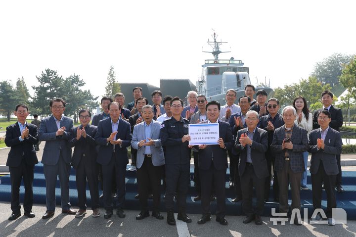 [평택=뉴시스] 평택시민회가 국군의날 및 추석을 앞두고 공군작전사령부와 해군 제2함대사령부 방문해 격려금을 전달히고 있는 모습 (사진=평택시민회 제공) 2025.09.30.photo@newsis.com 