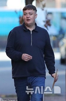 [뉴시스]취한 상태로 기내에서 난동을 부려 비행기를 회항시킨 매튜 테일러가 영국 리즈파운드 법원에 출두하는 모습. (사진=데일리메일) 2025.9.30 