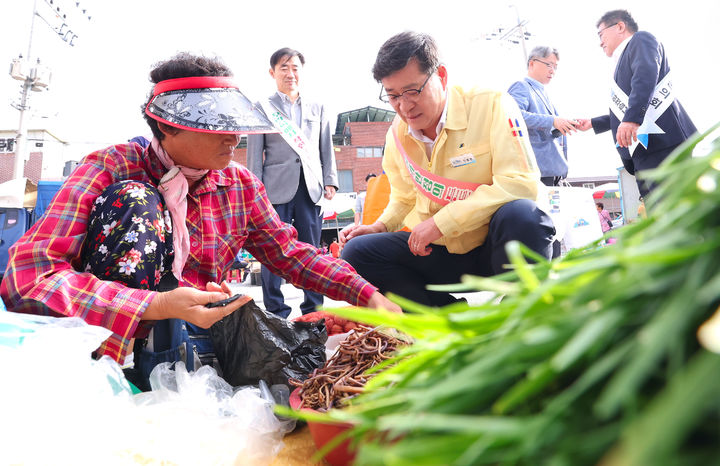 [함양=뉴시스] 진병영 함양군수 추석 앞두고 전통시장 찾아 현장의 소리 경청 (사진=함양군 제공) 2025. 09. 30. photo@newsis.com *재판매 및 DB 금지