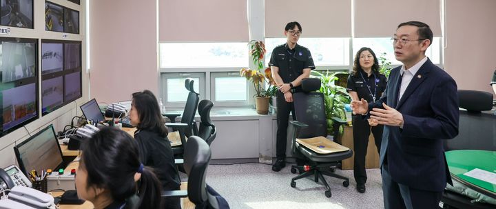 [대전=뉴시스] 이명구 관세청장이 30일 김해공항을 방문해 '2025 경주 APEC 정상회의' 대비 준비상황을 점검하고 있다.(사진=관세청 제공) *재판매 및 DB 금지