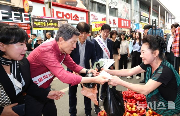 [포항=뉴시스] 경북 포항시는 추석을 앞둔 30일 지역 기관 단체와 죽도 시장에서 지역 경제에 활력을 불어넣기 위해 전통 시장 장보기에 나섰다. 이강덕 포항시장이 상인의 애로 사항을 들으며 제수를 구매하는 모습. (사진=포항시 제공) 2025.09.30. photo@newsis.com