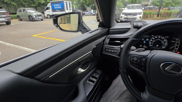 [서울=뉴시스] 박현준 기자 = 렉서스 ES300h 내부 모습. 2025.08.25. parkhj@newsis.com *재판매 및 DB 금지