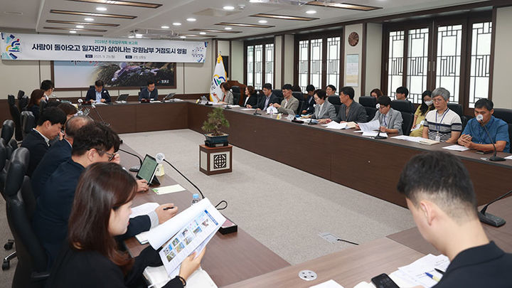 영월군은 지난 29일 군청 상황실에서 최명서 영월군수와 간부공무원 등이 참석한 가운데 ‘2026년 주요업무 보고회’를 열고 있다.(사진=영월군 제공) *재판매 및 DB 금지