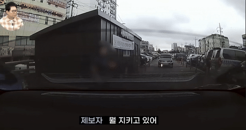 [뉴시스] 건물 주차장에서 빈자리를 찾던 차주가 자리를 맡고 있는 아주머니에게 비켜달라고 하면서 후진하는 장면. 2025.09.30. (사진=유튜브 채널 '한문철TV'). *재판매 및 DB 금지