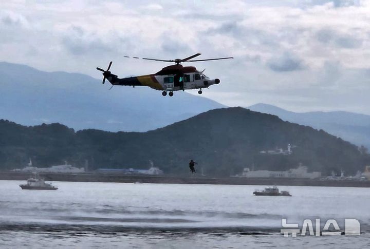 [제주=뉴시스] 해경과 해군3함대, 제주도, 제주지방항공청, 제주소방서, 한라병원, 4개 항공사 등 12개 기관·단체가 30일 오후 제주항 7부두와 인근 해상에서 민·관·군 대규모 인명사고 대비 사고대응 합동훈련을 하고 있다. 사진은 헬기를 이용한 해상 추락자 구조 모습. (사진=제주지방해양경찰청 제공) 2025.09.30. photo@newsis.com
