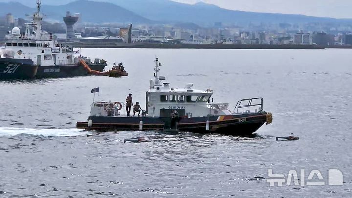 [제주=뉴시스] 해경과 해군3함대, 제주도, 제주지방항공청, 제주소방서, 한라병원, 4개 항공사 등 12개 기관·단체가 30일 오후 제주항 7부두와 인근 해상에서 민·관·군 대규모 인명사고 대비 사고대응 합동훈련을 하고 있다. 사진은 연안구조정을 이용한 해상 표류자 구조 모습. (사진=제주지방해양경찰청 제공) 2025.09.30. photo@newsis.com 