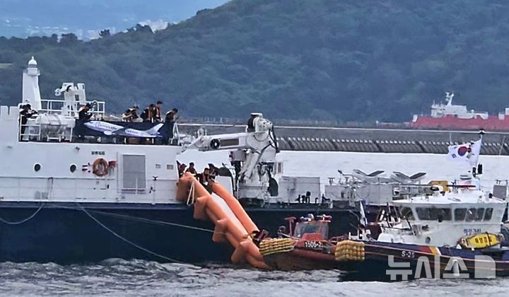 [제주=뉴시스] 해경과 해군3함대, 제주도, 제주지방항공청, 제주소방서, 한라병원, 4개 항공사 등 12개 기관·단체가 30일 오후 제주항 7부두와 인근 해상에서 민·관·군 대규모 인명사고 대비 사고대응 합동훈련을 하고 있다. 사진은 에어슬라이드를 이용한 구조 모습. (사진=제주지방해양경찰청 제공) 2025.09.30. photo@newsis.com 