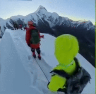 [뉴시스]중국의 설살에서 한 등산객이 동료의 사진을 찍어주려다 신발에 발이 걸리며 추락해 숨졌다.(영상=간간신문 캡쳐).2025.09.30 *재판매 및 DB 금지