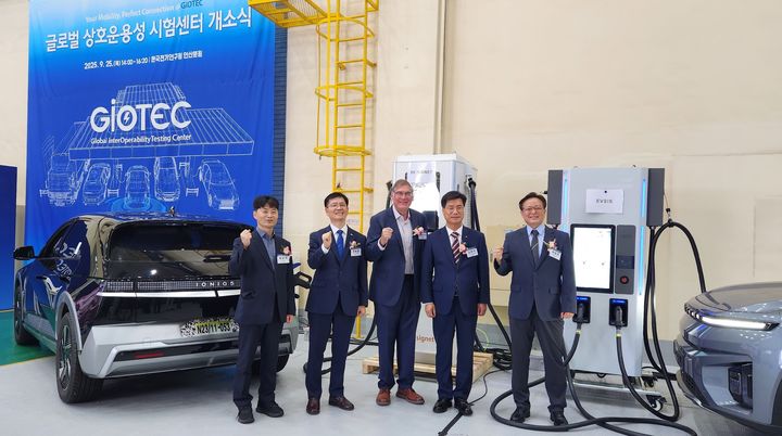 [안산=뉴시스]허남석 안산시 부시장(왼쪽 첫번째)이 '글로벌 상호운용성 시험센터 개소식'에서 참석자들과 기념촬영을 하고 있다.(사진=안산시 제공)2025.09.30.photo@newsis.com *재판매 및 DB 금지