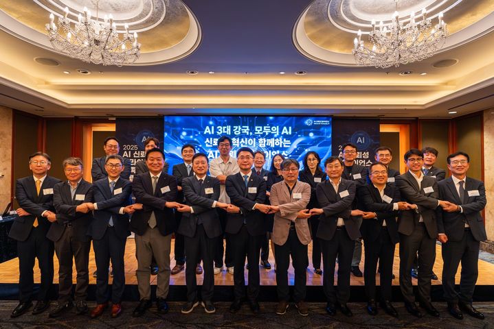 [서울=뉴시스] 한국정보통신기술협회(TTA)가 ‘인공지능(AI) 신뢰성 얼라이언스’ 발족식을 열고, 민간 중심의 AI 신뢰성 검·인증 체계를 구축한다고 발표했다. (사진=TTA 제공) *재판매 및 DB 금지