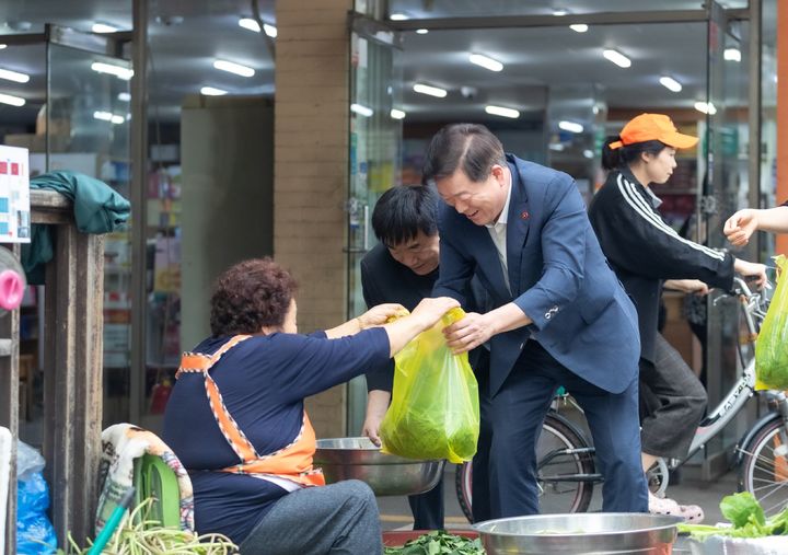 [광명=뉴시스]박승원 광명시장이 30일 광명새마을시장을 찾아 성수품 가격을 살피고, 광명사랑화폐로 직접 장을 보며 현장 물가를 점검하고 있다.(사진=광명시 제공)2025.09.30.photo@newsis.com *재판매 및 DB 금지