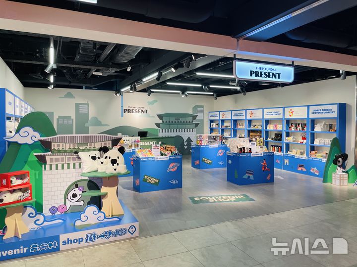 [서울=뉴시스] 현대백화점의 더현대 프레젠트 팝업스토어 모습. photo@newsis.com