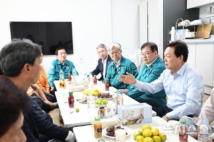 [산청=뉴시스]박완수(맨 오른쪽) 경남도지사가 30일 지난 3월 대형 산불 피해가 발생한 산청군 시천면 외공마을을 방문해 신축주택 입주민들을 격려하고 있다.(사진=경남도 제공) 2025.09.30. photo@newsis.com 