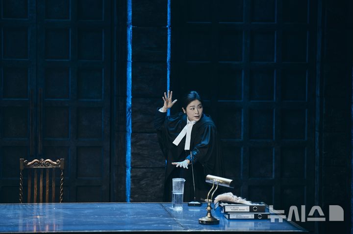  [서울=뉴시스]연극 '프리마 파시' 공연에서 이자람이 열연하고 있다. (제공=쇼노트) 