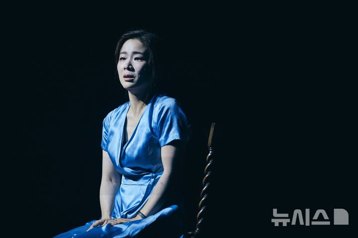  [서울=뉴시스]연극 '프리마 파시' 공연에서 이자람이 열연하고 있다. (제공=쇼노트) 