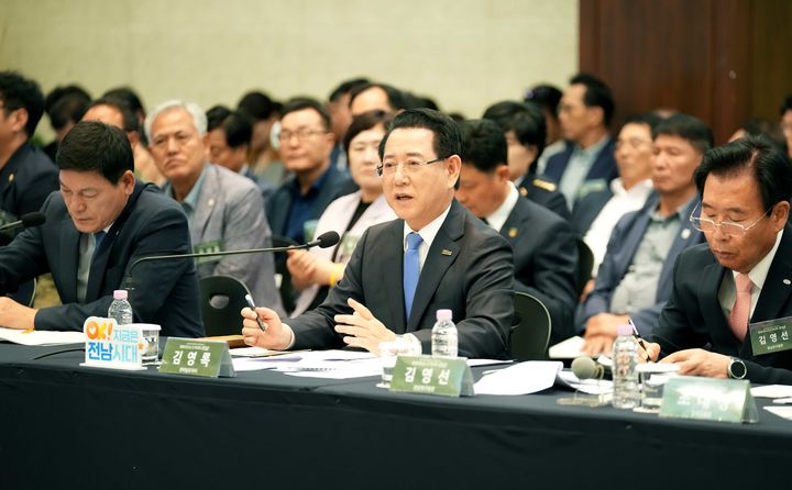 [담양=뉴시스] 김영록 전남도지사가 30일 담양군 담양리조트에서 열린 담양군 정책비전 투어 행사에 참석해 인사말을 하고 있다. (사진=전남도 제공). 2025.09.30. photo@newsis.com *재판매 및 DB 금지