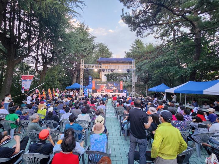 [창원=뉴시스] 강경국 기자 = 경남 창원시 마산합포구 산호공원 일원에서 제11회 산호공원 꽃무릇 축제가 개최되고 있다. (사진=창원시청 제공). 2025.09.30. photo@newsis.com *재판매 및 DB 금지