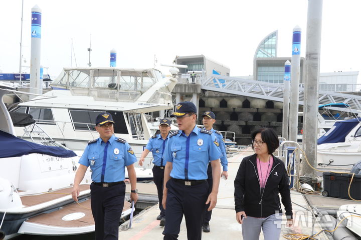 [평택=뉴시스] 김용진 해양경찰청장(가운데)이 전곡마리나 현장점검을 하고 있는 모습. (사진=평택해양경찰서 제공) 2025.09.30. photo@newsis.com 