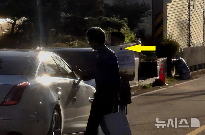 [고창=뉴시스] 지난 8월15일 유기상 전 고창군수과 그의 수행원이 고창의 한 식당으로 들어가는 모습. 수행원이 들고 있는 모금함에 시건장치(노란색 화살표)가 눈에 띈다. *재판매 및 DB 금지