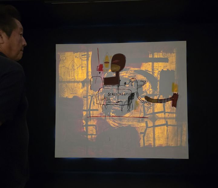 [사진=박현주 미술전문기자] 서울 동대문디자인플라자(DDP)에서 열린 '장 미셸 바스키아: 과거와 미래를 잇는 상징적 기호들' 전시 전경. 그림에 다가서면 불이 켜지면서 이중의 그림이 보인다. 2025.09.30. hyun@newsis.com *재판매 및 DB 금지