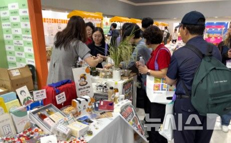 [포항=뉴시스] 송종욱 기자 = 포항시와 신활력플러스사업추진단은 지난 25~28일 나흘간 서울 양재 aT센터에서 열린 '2025 대한민국 농업 박람회'에 참가했다. 사진은 박람회 포항시 홍보 부스. (사진=포항시 제공) 2025.09.30. photo@newsis.com