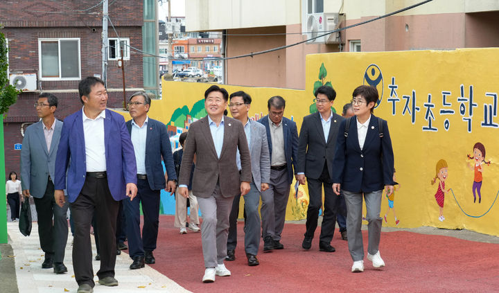 [제주=뉴시스] 오영훈 제주지사를 비롯한 제주도 관계자들이 30일 오후 '민생로드' 마지막 방문지로 제주시 추자면을 찾아 둘러보고 있다. (사진=제주도 제공) 2025.09.30. photo@newsis.com *재판매 및 DB 금지