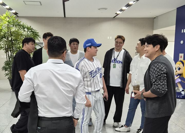 [서울=뉴시스] 1982년생 은퇴 선수들이 오승환의 은퇴식이 열리는 30일 대구 삼성라이온즈파크를 직접 방문해 친구의 은퇴를 축하했다. (사진 = SSG 랜더스 제공) *재판매 및 DB 금지