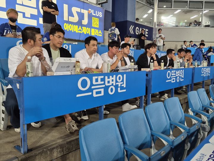 [서울=뉴시스] 1982년생 은퇴 선수들이 오승환의 은퇴식이 열리는 30일 대구 삼성라이온즈파크를 직접 방문해 친구의 은퇴를 축하했다. (사진 = SSG 랜더스 제공) *재판매 및 DB 금지