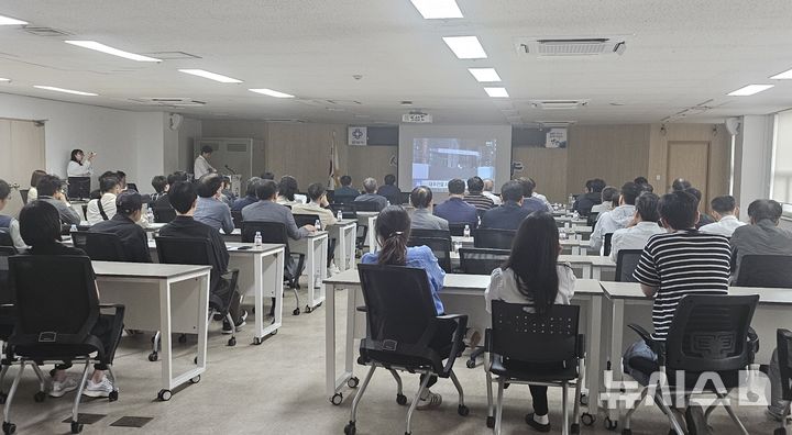 [안양=뉴시스] 안양시는 최근 반복되는 건설현장 안전사고 예방을 위해 감리자 등 현장 관계인 40명이 참석한 가운데 긴급 간담회를 열고, 대응책 마련 등에 주력했다. (사진=안양시 제공).2025.10.01.photo@newsis.com