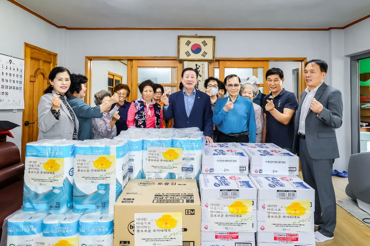 [함안=뉴시스]함안군, 추석맞이 한센마을 방문.(사진=함안군 제공) 2025.09.30.photo@newsis.com *재판매 및 DB 금지
