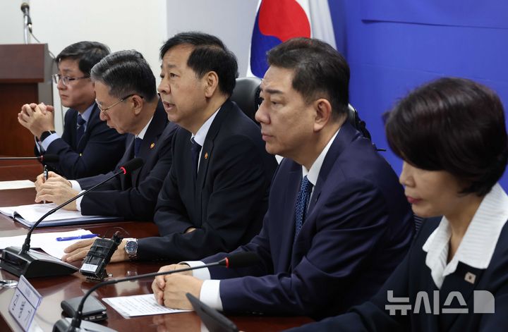 [서울=뉴시스] 조성봉 기자 = 구윤철 경제부총리 겸 기획재정부 장관이 지난달 30일 오전 서울 여의도 국회에서 열린 경제형벌 민사책임 합리화TF 당정협의에서 발언을 하고 있다. 2025.09.30. suncho21@newsis.com