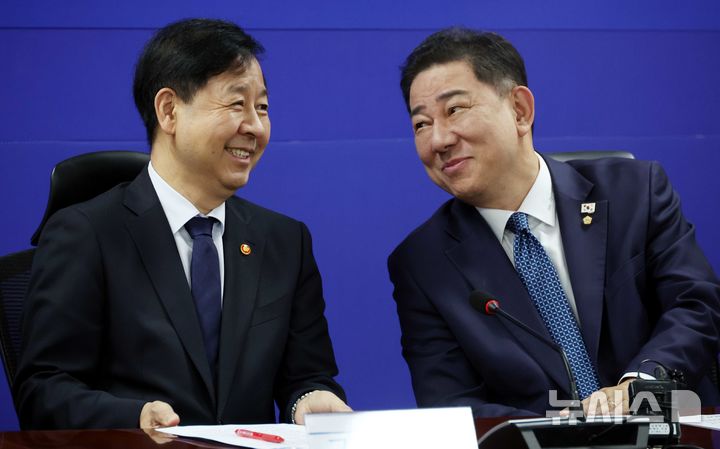 [서울=뉴시스] 조성봉 기자 = 김병기 더불어민주당 원내대표와 구윤철 경제부총리 겸 기획재정부 장관이 30일 오전 서울 여의도 국회에서 열린 경제형벌 민사책임 합리화TF 당정협의에서 대화를 하고 있다. 2025.09.30. suncho21@newsis.com