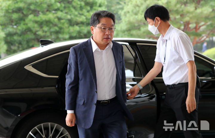 [서울=뉴시스] 김혜진 기자 = 노만석 검찰총장 직무대행이 30일 서울 서초구 대검찰청으로 출근하고 있다. 2025.09.30. jini@newsis.com