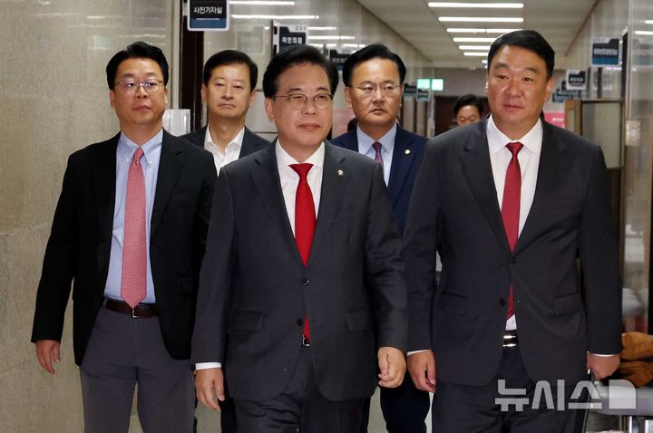 [서울=뉴시스] 조성봉 기자 = 송언석 국민의힘 원내대표를 비롯한 지도부가 30일 오전 서울 여의도 국회에서 열린 원내대책회의에 참석하고 있다. 2025.09.30. suncho21@newsis.com
