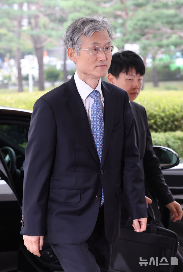 [서울=뉴시스] 배훈식 기자 = 국회 청문회 불출석 입장을 밝힌 조희대 대법원장이 30일 오전 서울 서초구 대법원으로 출근하고 있다. 2025.09.30. dahora83@newsis.com