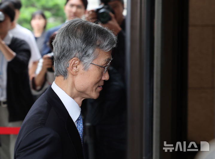 [서울=뉴시스] 배훈식 기자 = 국회 청문회 불출석 입장을 밝힌 조희대 대법원장이 30일 오전 서울 서초구 대법원으로 출근하고 있다. 2025.09.30. dahora83@newsis.com