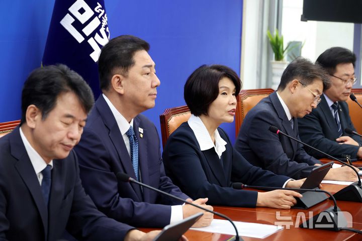 [서울=뉴시스] 조성봉 기자 = 한정애 더불어민주당 정책위의장이 30일 오전 서울 여의도 국회에서 열린 원내대책회의에서 발언을 하고 있다. 2025.09.30. suncho21@newsis.com