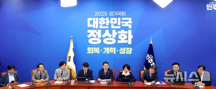 [서울=뉴시스] 조성봉 기자 = 김병기 더불어민주당 원내대표가 30일 오전 서울 여의도 국회에서 열린 원내대책회의에서 발언을 하고 있다. 2025.09.30. suncho21@newsis.com