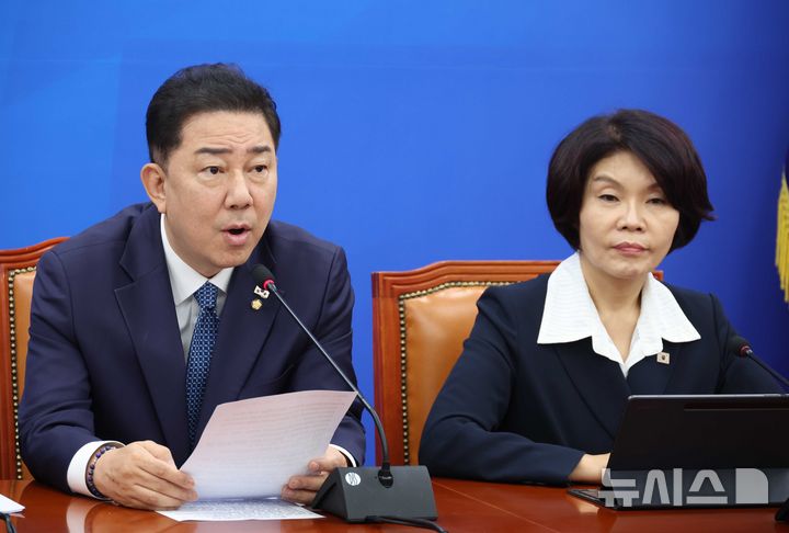 [서울=뉴시스] 조성봉 기자 = 김병기 더불어민주당 원내대표가 30일 오전 서울 여의도 국회에서 열린 원내대책회의에서 발언을 하고 있다. 오른쪽은 한정애 정책위의장. 2025.09.30. suncho21@newsis.com