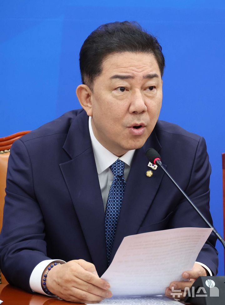 [서울=뉴시스] 조성봉 기자 = 김병기 더불어민주당 원내대표가 지난달 30일 오전 서울 여의도 국회에서 열린 원내대책회의에서 발언을 하고 있다. 2025.09.30. suncho21@newsis.com